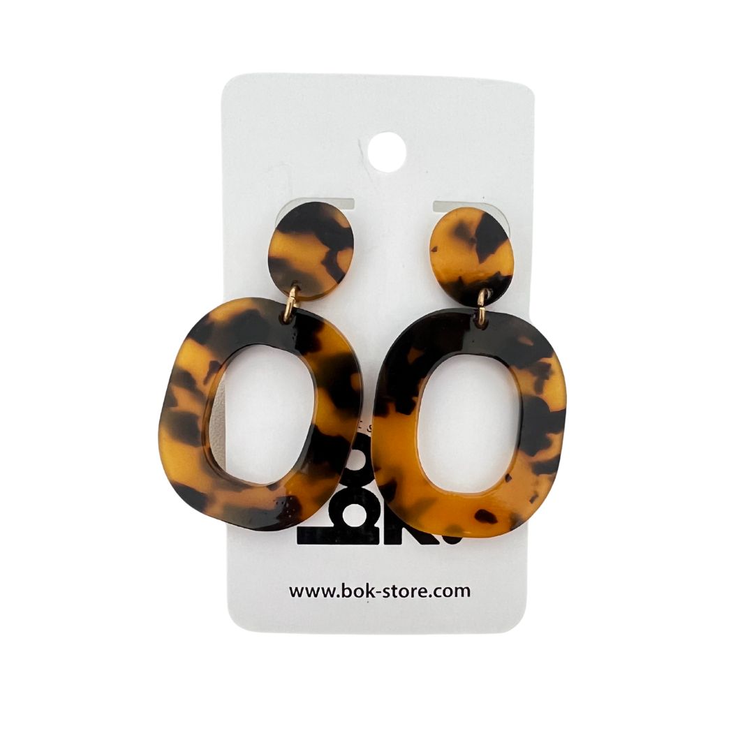 Aretes Retro de Acrílico con diseños únicos y vibrantes, inspirados en la estética vintage de los años 70, 80 y 90. Accesorios ligeros y llamativos que resaltan cualquier look con un toque de color y personalidad.