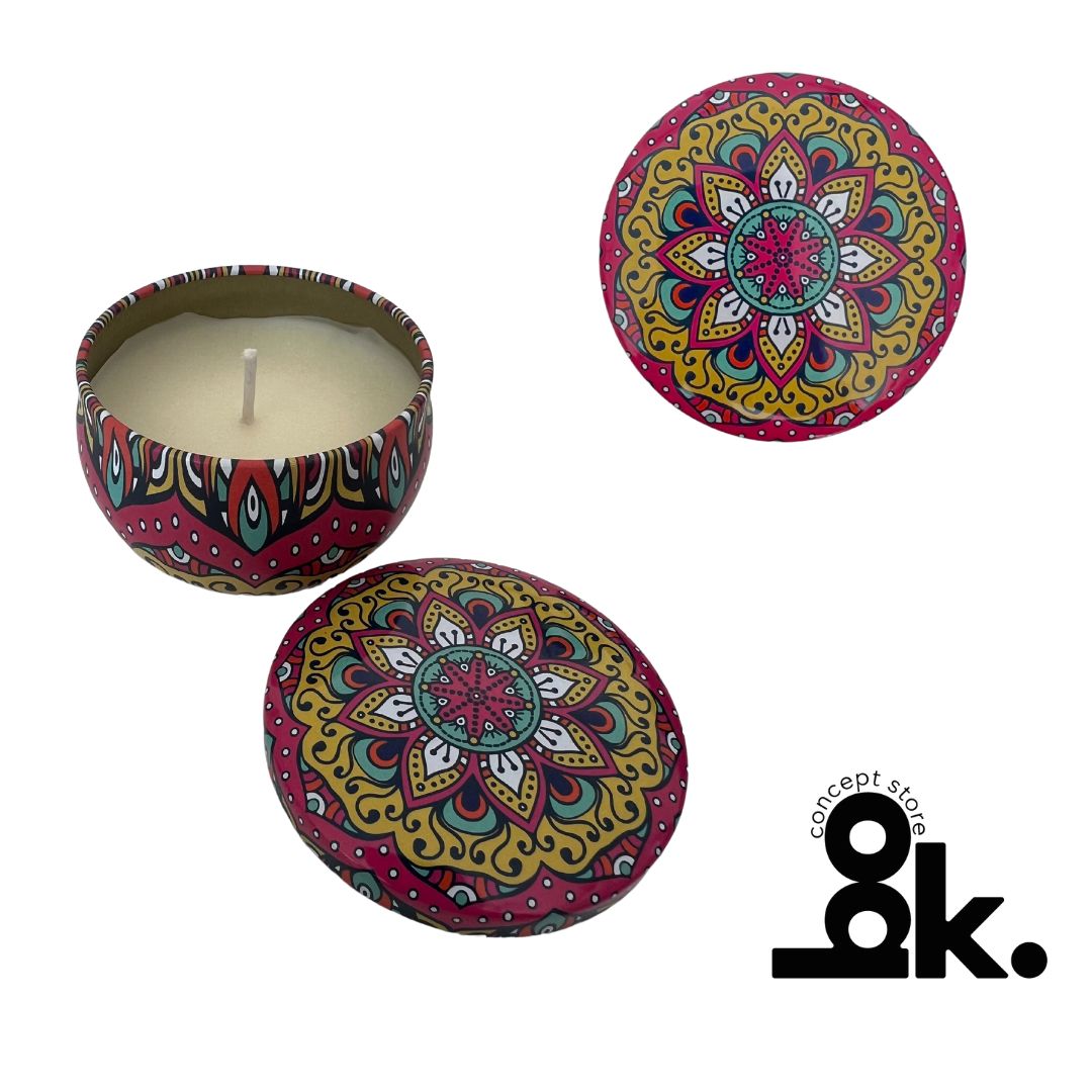 Vela aromática artesanal con diseño de mandala único e irrepetible. Elaborada con cera natural y aromas envolventes que crean un ambiente de relajación y espiritualidad, ideal para meditación, yoga o decoración.
