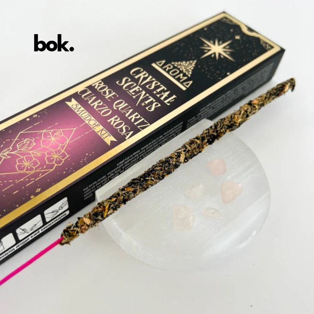 Set de inciensos orgánicos hechos a mano en la India con piedra natural de Cuarzo Rosa. Purifica tu energía, atrae amor y equilibrio con este amuleto especial. Disponible en BOK Concept Store.