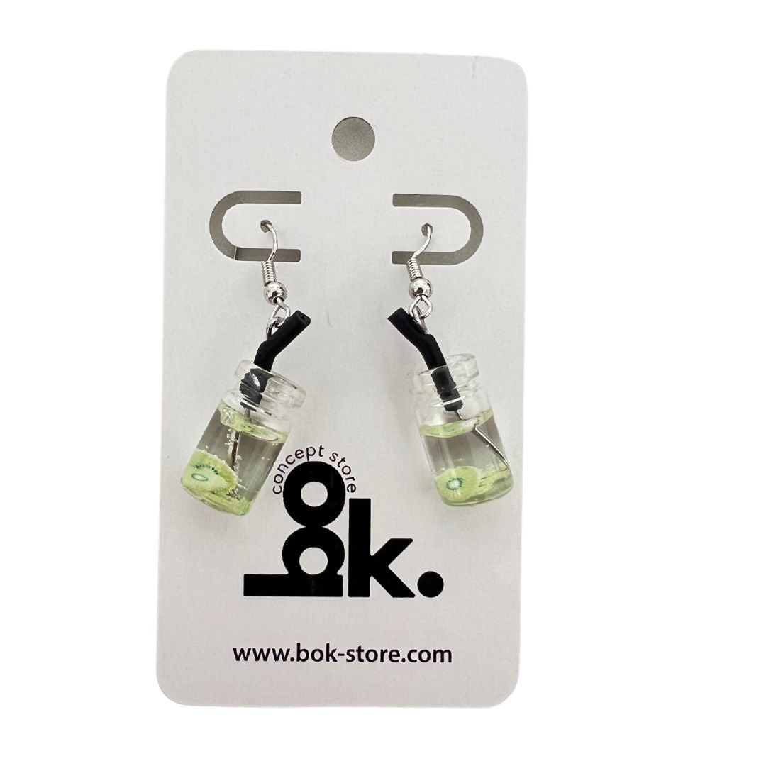 Aretes Freak con diseΓ±o de limonada, inspirados en la clΓ‘sica bebida refrescante. Un accesorio original, colorido y lleno de frescura para darle un toque divertido a tu estilo.
