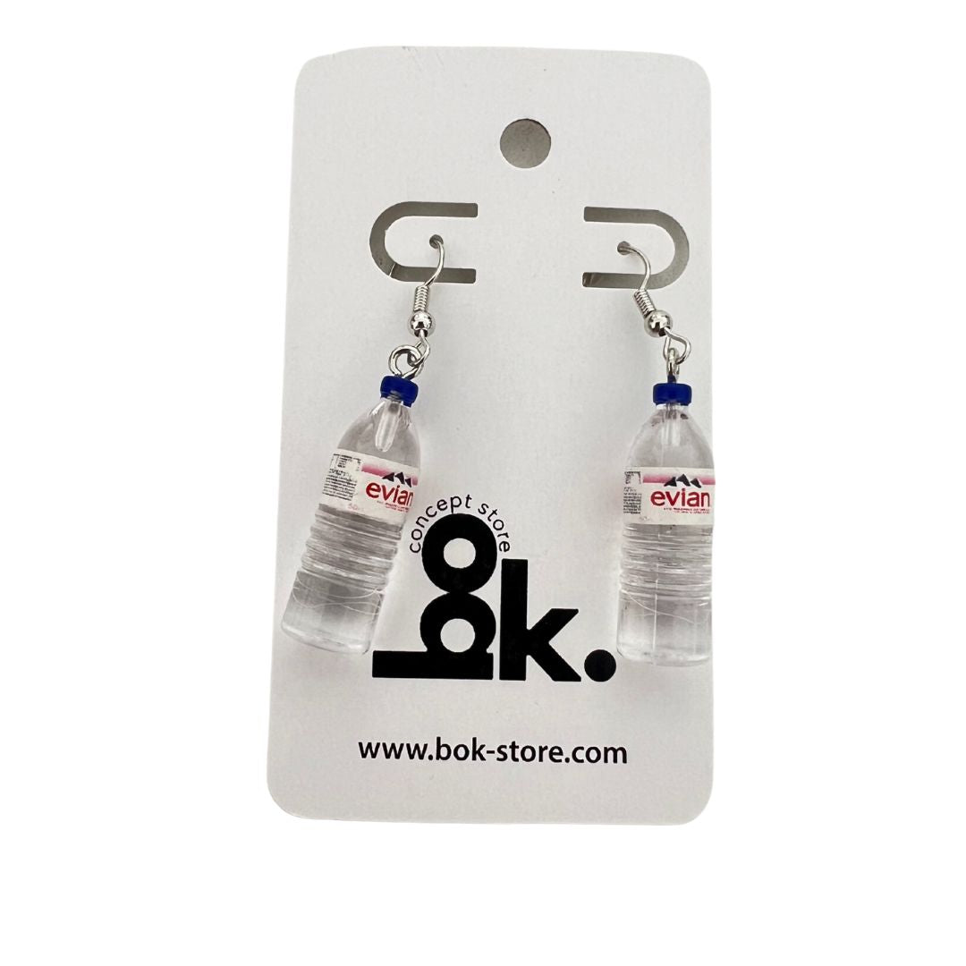 Aretes Freak con diseΓ±o de botellas de agua en tonos azul y transparente. Un accesorio divertido, original y lleno de frescura para darle un toque creativo a tu estilo.