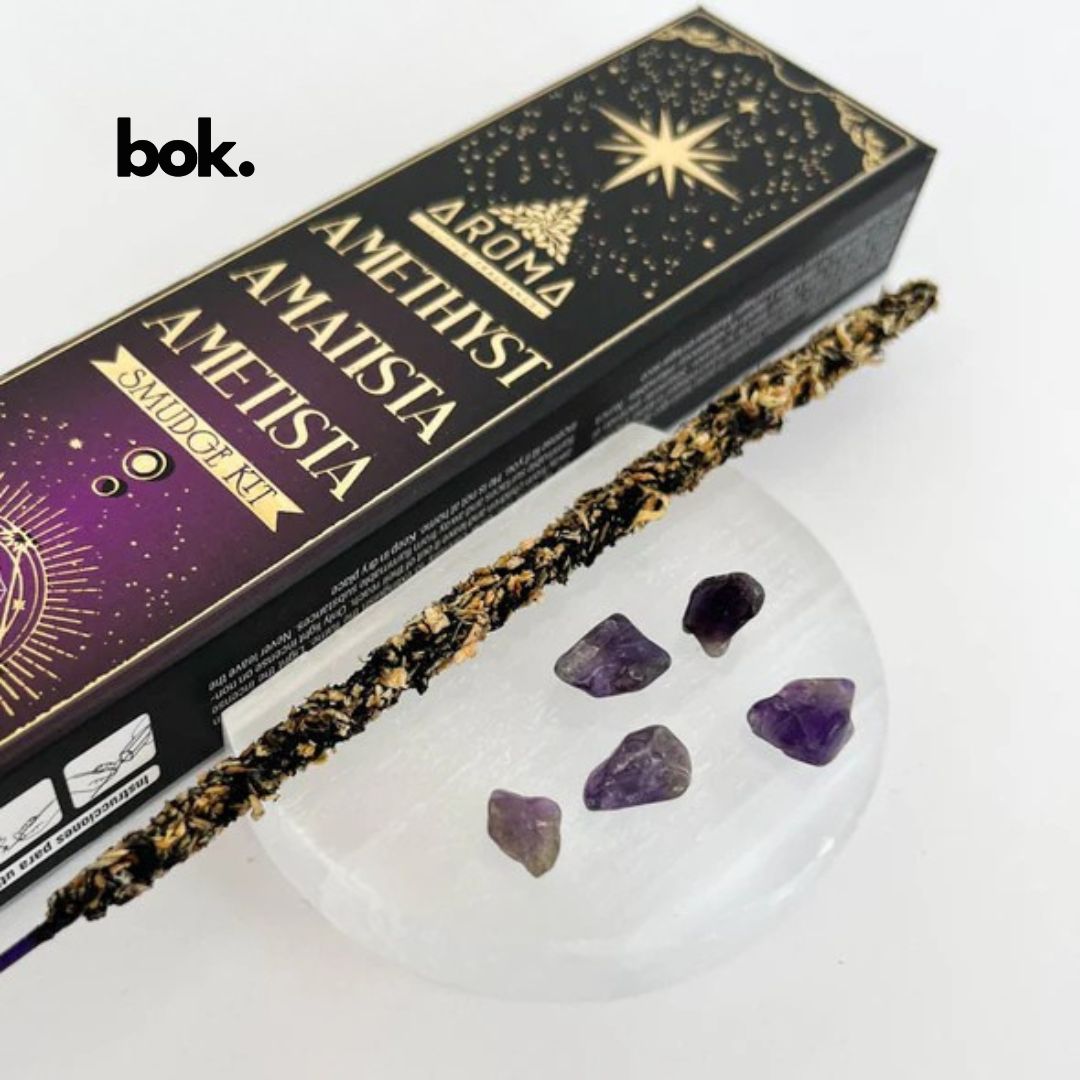 Set de inciensos orgánicos hechos a mano en la India con piedra natural de Amatista. Purifica tu energía, encuentra calma y claridad con este amuleto especial. Disponible en BOK Concept Store.