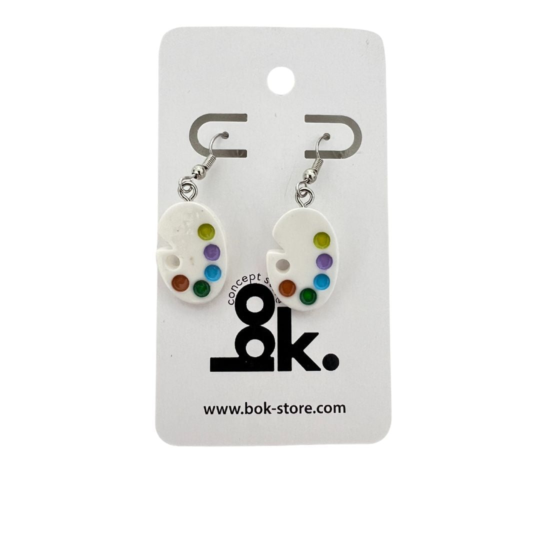 Aretes Freak con forma de paleta de pintor, decorados con colores vibrantes y un diseΓ±o artΓstico. Accesorio ideal para creativos y amantes del arte.
