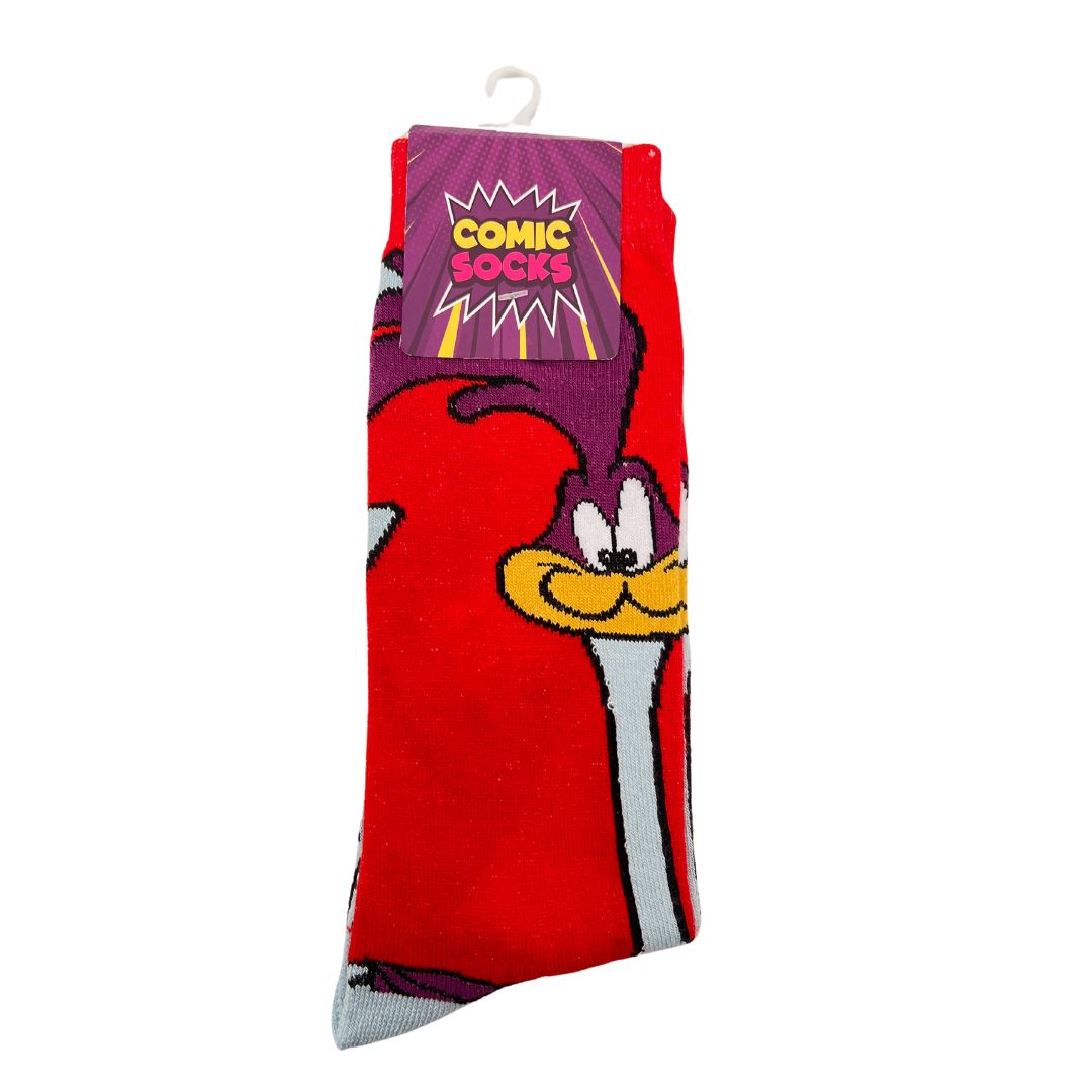 Medias largas rojas con la imagen de Correcaminos, diseño exclusivo de Comic Socks, disponibles en BOK Concept Store. Comodidad, estilo y velocidad en cada paso.