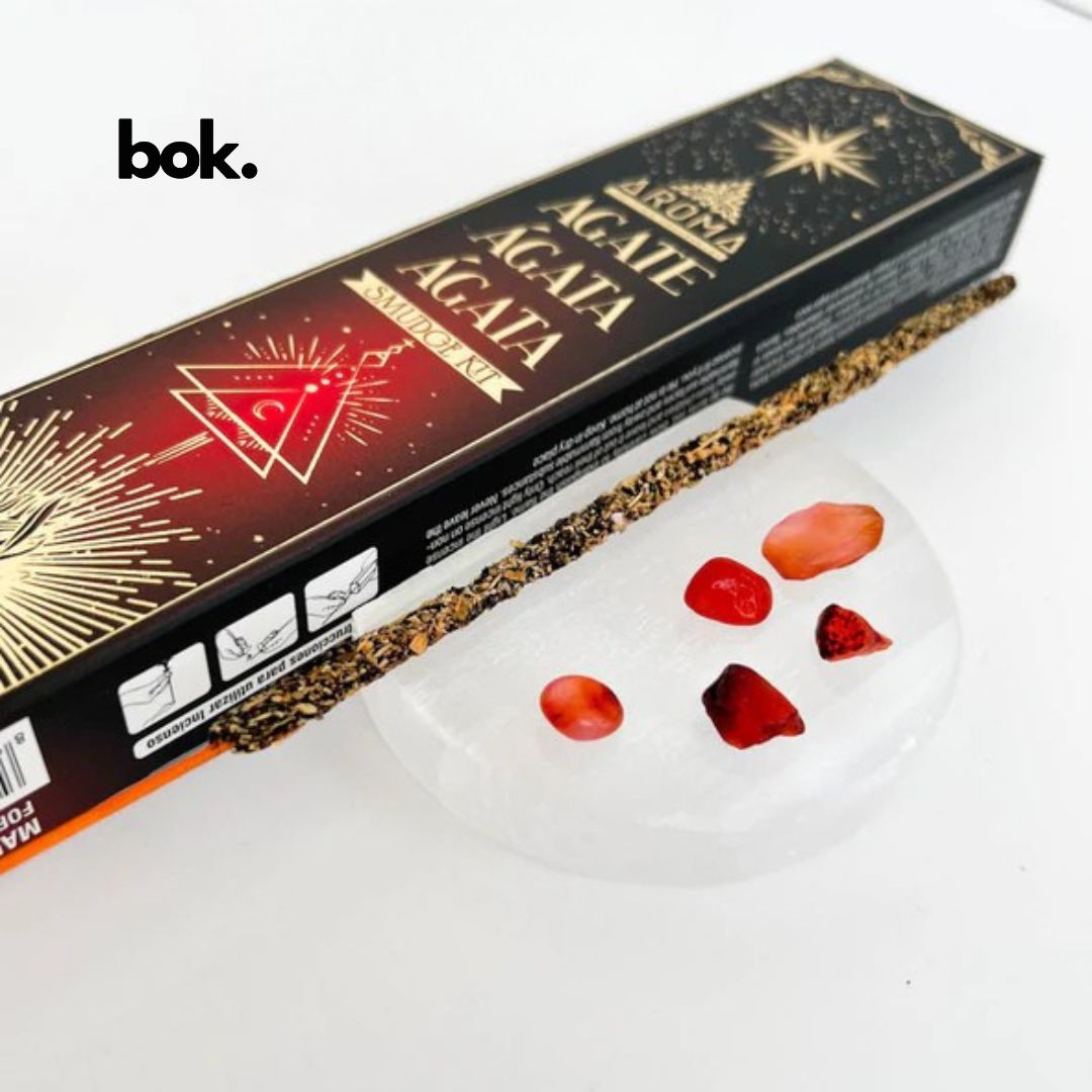 Set de inciensos orgánicos hechos a mano en la India con piedra natural de Ágata. Purifica tu energía, atrae equilibrio y fortaleza con este amuleto especial. Disponible en BOK Concept Store.
