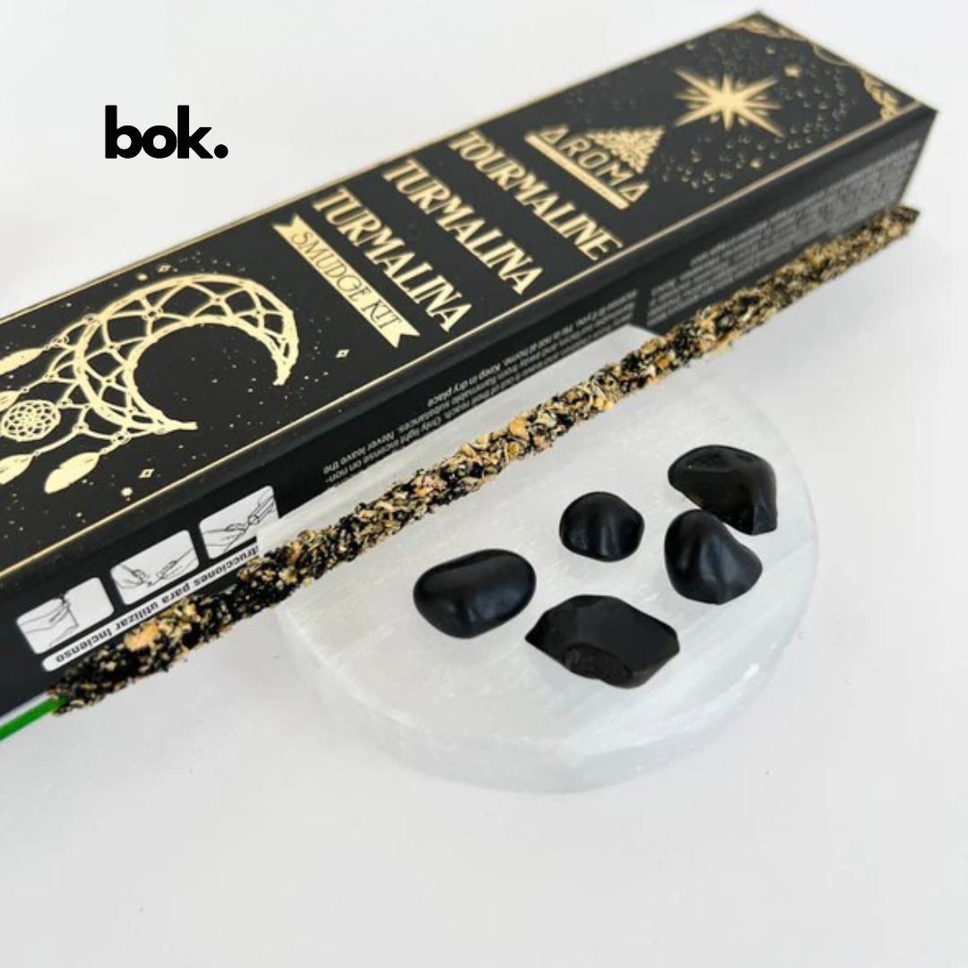 Set de inciensos orgánicos hechos a mano en la India con piedra natural de Turmalina. Protege tu energía, aleja malas vibraciones y encuentra estabilidad con este amuleto especial. Disponible en BOK Concept Store.