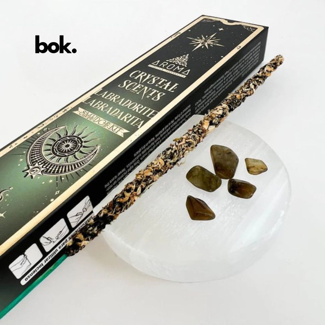 Set de inciensos orgánicos hechos a mano en la India con piedra natural de Labradorita. Conéctate con tu intuición, eleva tu creatividad y protege tu energía con este amuleto especial. Disponible en BOK Concept Store.