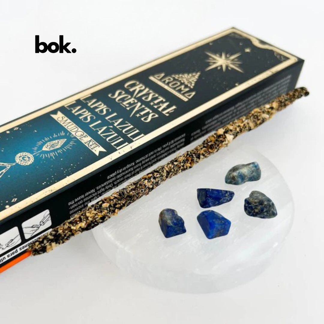 Set de inciensos orgánicos hechos a mano en la India con piedra natural de Lapislázuli. Potencia tu intuición, fortalece tu comunicación y encuentra equilibrio con este amuleto especial. Disponible en BOK Concept Store.