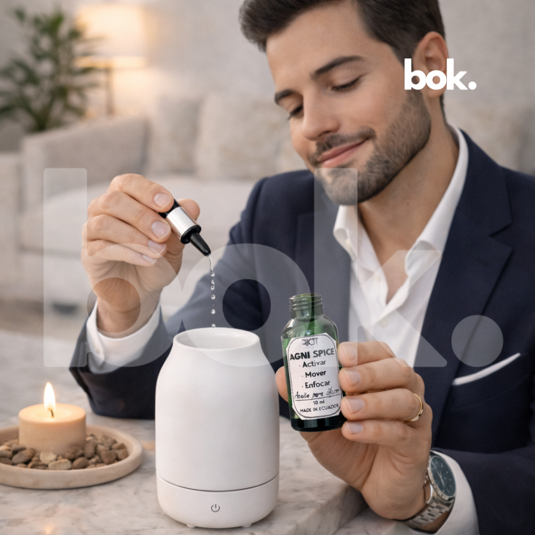 Hombre elegante usando aceite para difusor AGNI SPICE de BOK Concept Store en un ambiente sofisticado, ritual moderno de activación, enfoque y productividad consciente