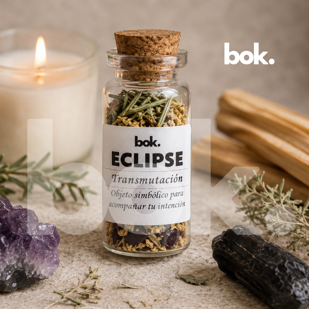 Botellita de intención ECLIPSE de BOK Concept Store Ecuador objeto simbólico artesanal para transmutación, protección espiritual y claridad energética, frasco de vidrio minimalista estilo ritual wellness premium.