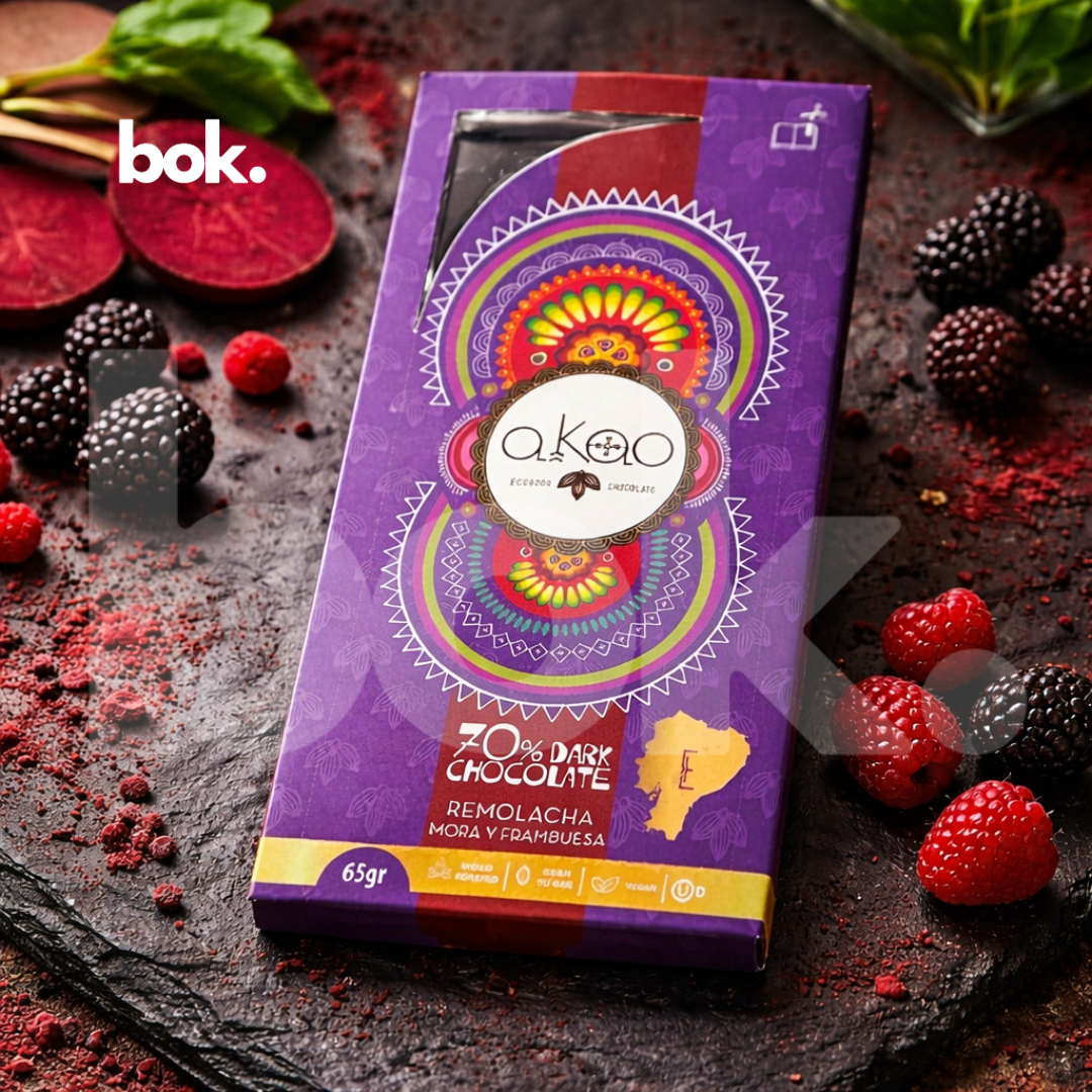 Chocolate dark 70% con remolacha, mora y frambuesa, empaque premium en escena lifestyle sofisticada, curado por BOK Concept Store, chocolate ecuatoriano de diseño consciente