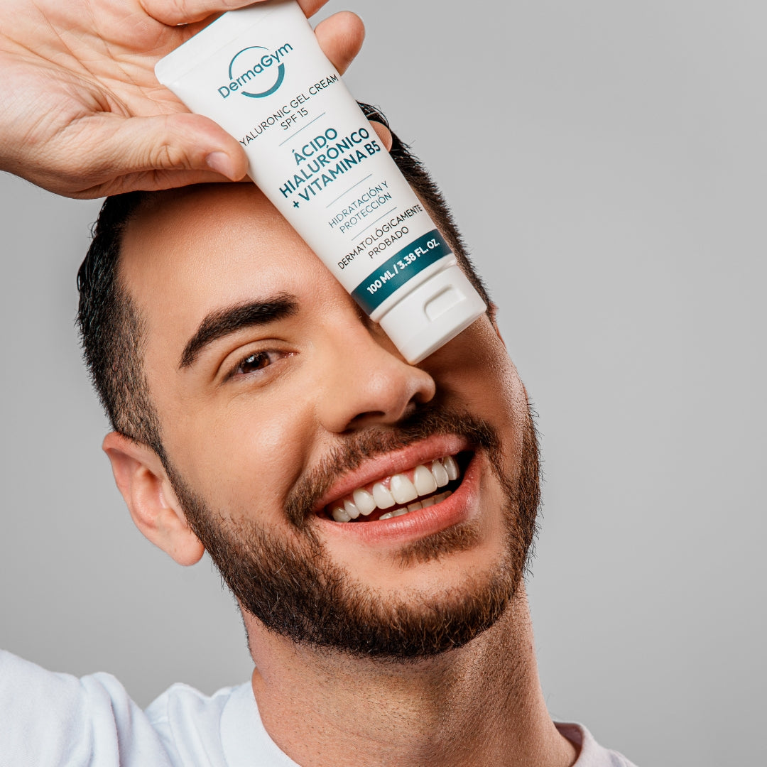 Modelo sosteniendo la Crema de Ácido Hialurónico + Vitamina B5 frente al rostro, demostrando uso; disponible en BOK Concept Store.