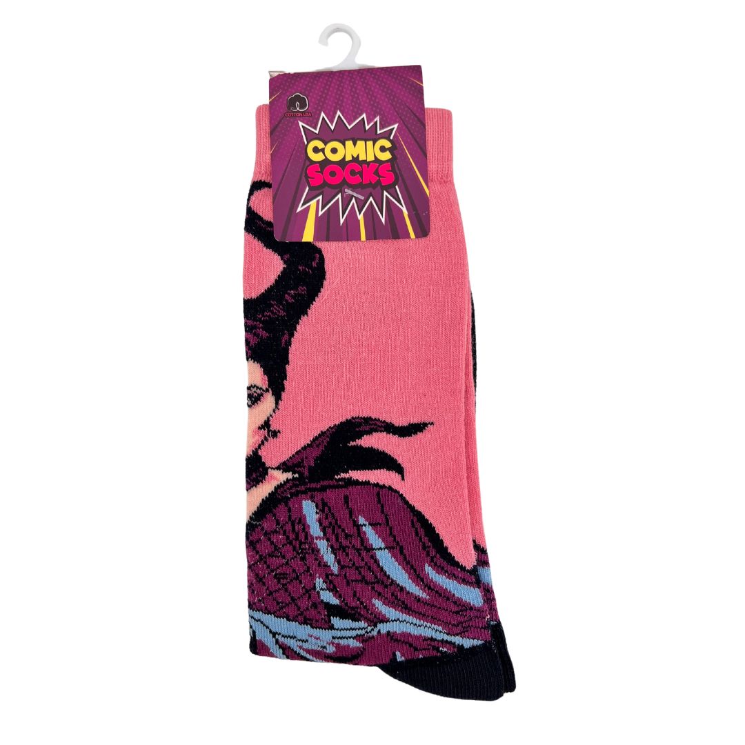 Medias de Malef de Comic Socks disponibles en BOK Concept Store, diseño llamativo en color rosado con un personaje enigmático, largas, cómodas y perfectas para un look único