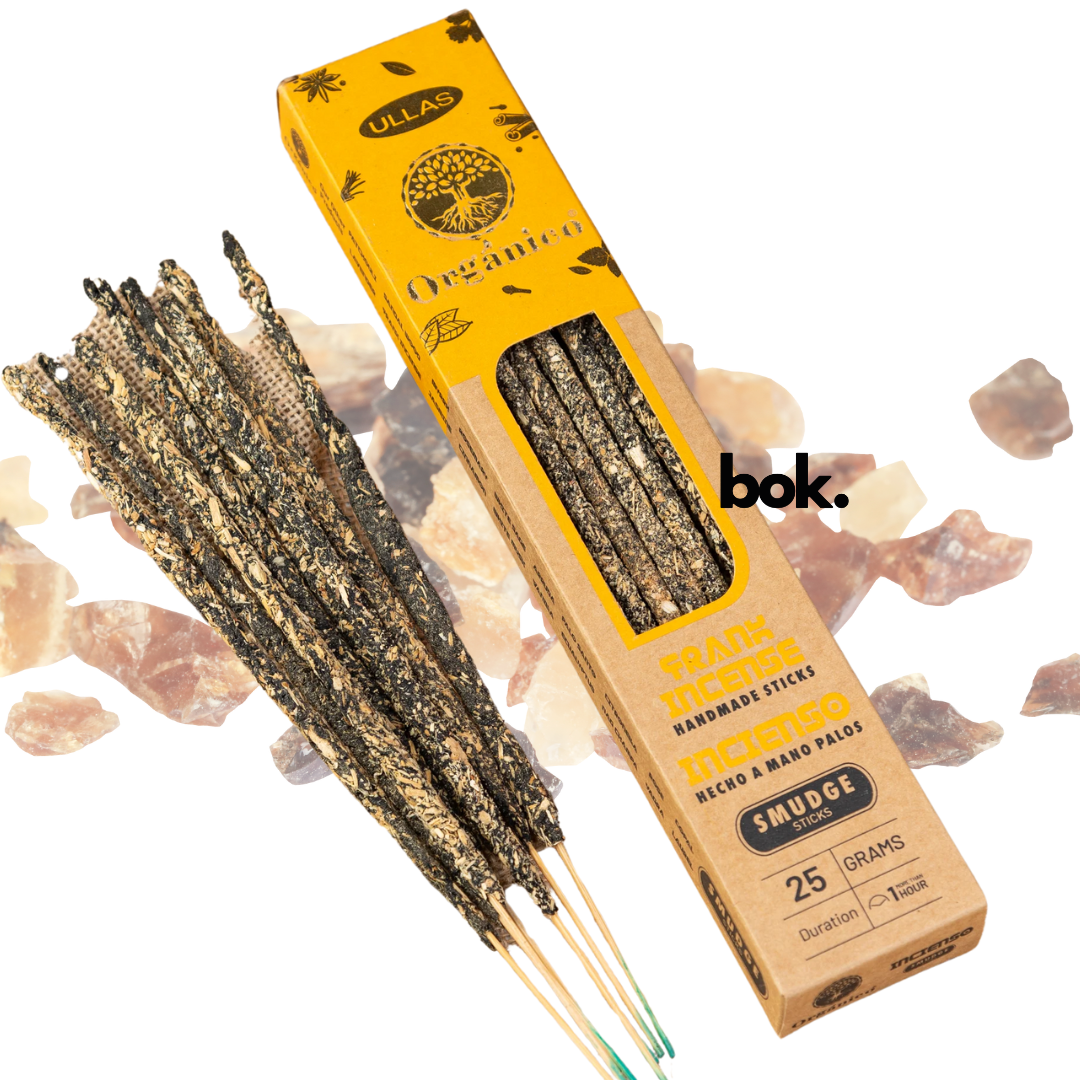 Varilla de incienso de Frankincense encendida, liberando su aroma profundo y purificador en un espacio espiritual y sereno.