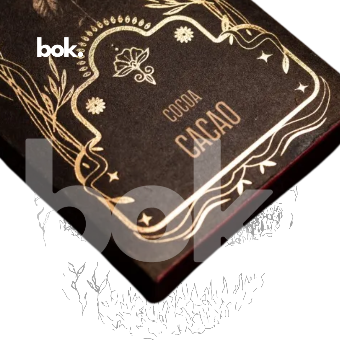 incienso artesanal natural de cacao con varillas visibles y empaque sofisticado, seleccionado por BOK Concept Store para acompañar rituales de calma, meditación, gratitud y conexión con el momento presente