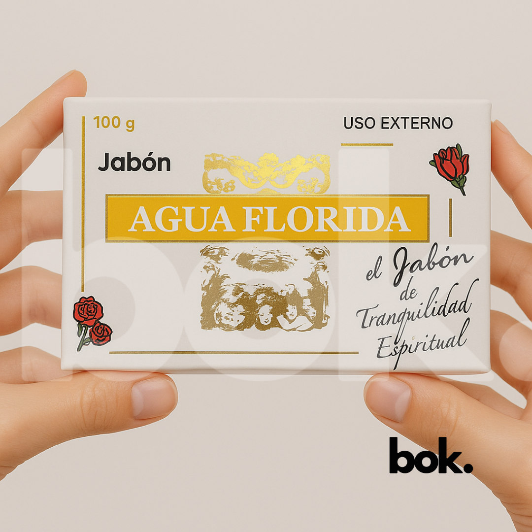 Jabón Agua Florida rectangular sostenido por manos, utilizado para limpieza espiritual, tranquilidad y armonización energética – producto artesanal ecuatoriano