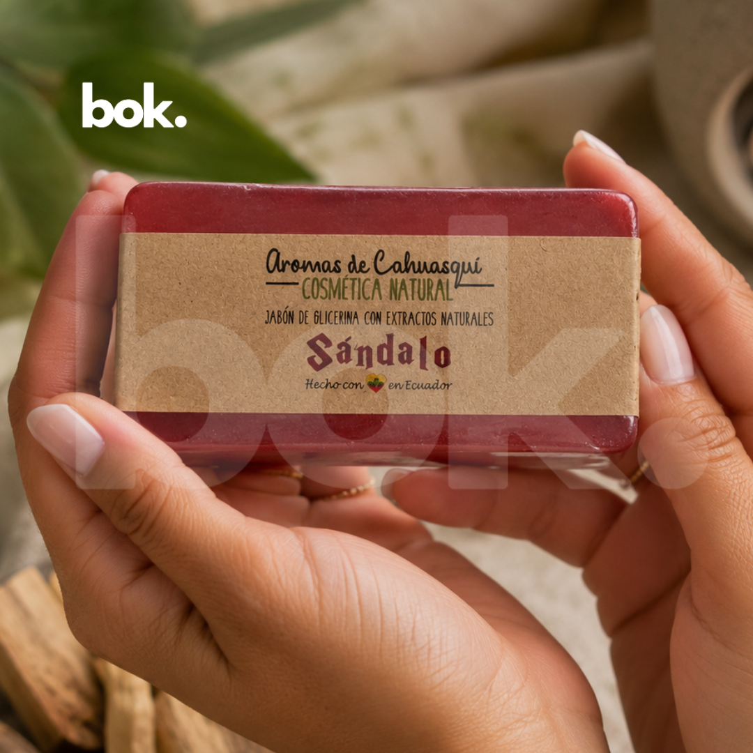 Jabón de Sándalo disponible en BOK, jabón de glicerina con extractos naturales para armonía, calma, bienestar y autocuidado en Ecuador.