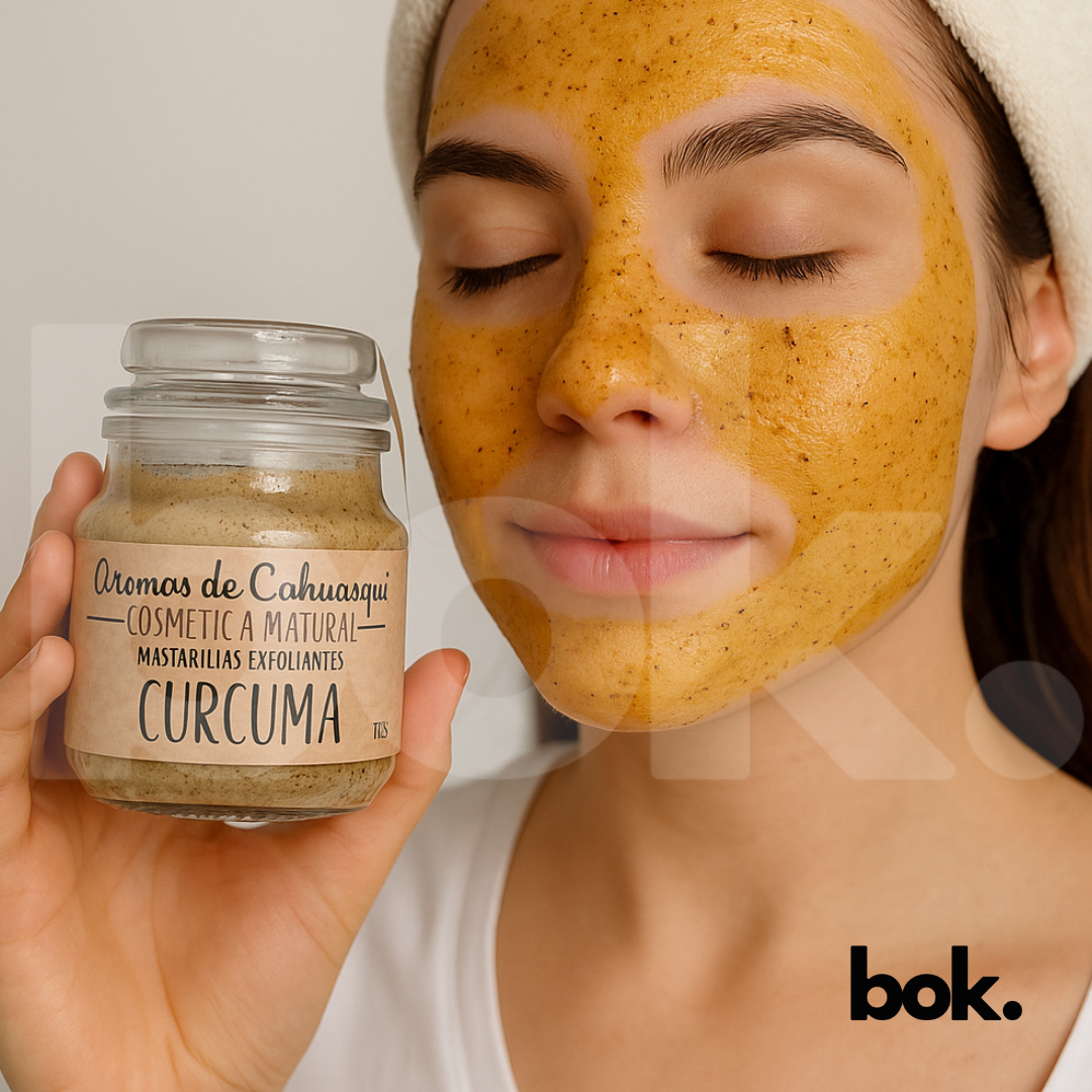 Mujer aplicándose mascarilla exfoliante de cúrcuma en el rostro, sosteniendo frasco de 100 g con etiqueta de Aromas de Cahuasquí - BOK Concept Store