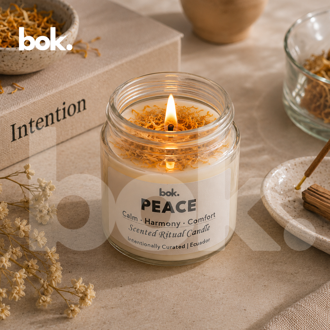 Vela ritual perfumada PEACE de BOK en frasco de vidrio reutilizable, vela premium aroma vainilla inspirada en relajación, bienestar y armonía con estética luxury wellness
