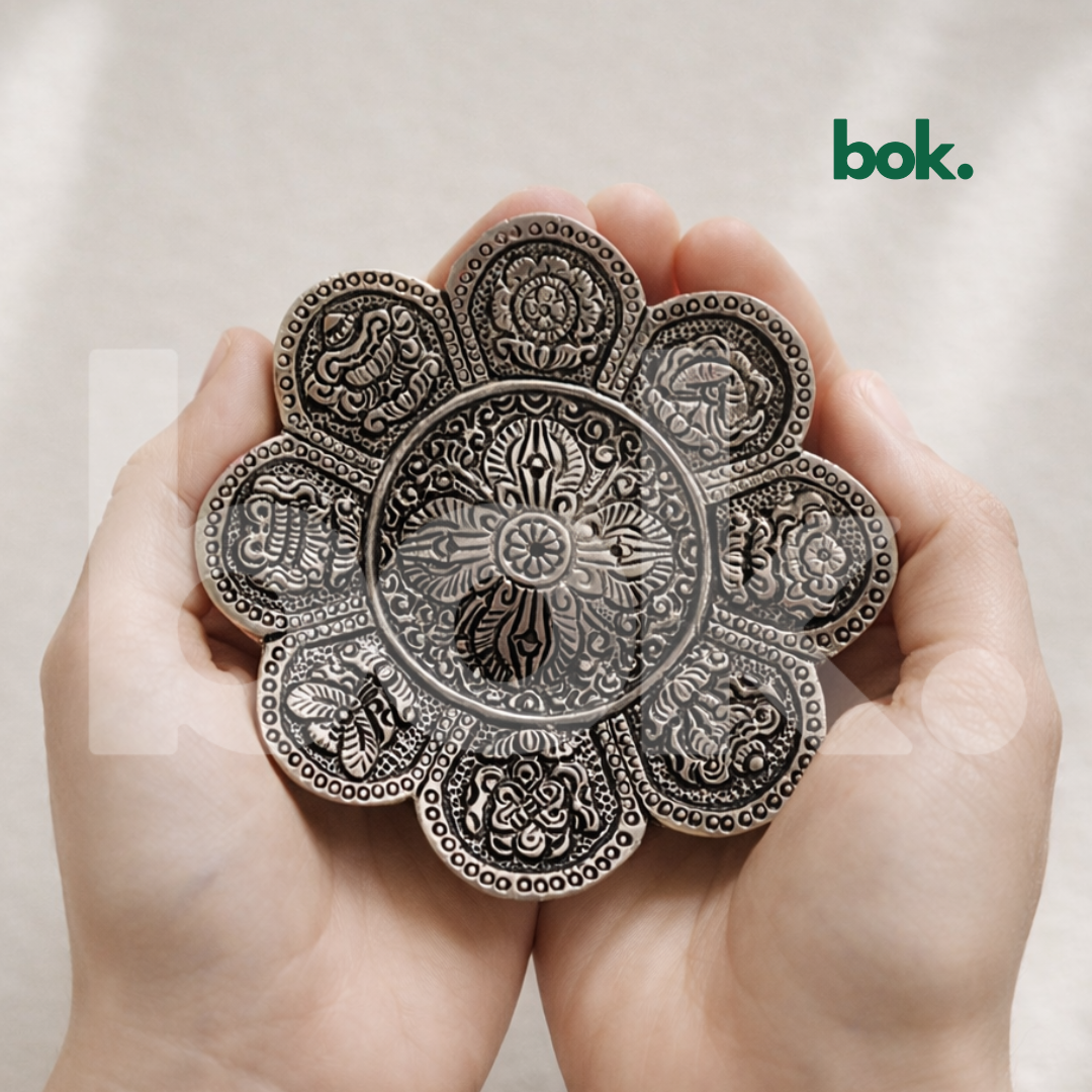 porta incienso artesanal de metal plateado con diseño mandala, objeto decorativo espiritual estilo minimal