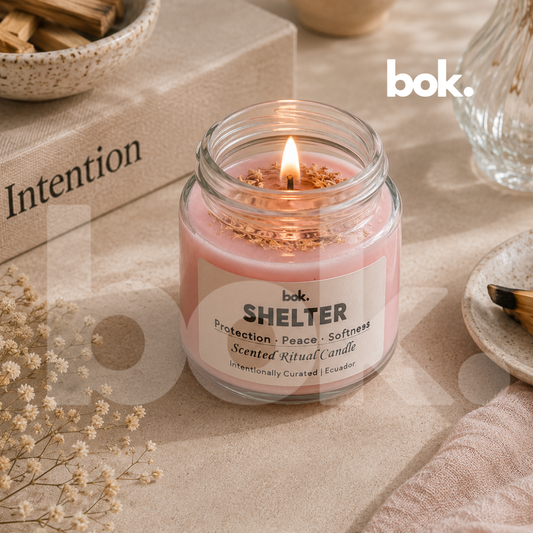 Vela aromática SHELTER de BOK encendida en ambiente lifestyle elegante, scented ritual candle premium color rosado inspirada en protección emocional y calma con diseño editorial minimalista