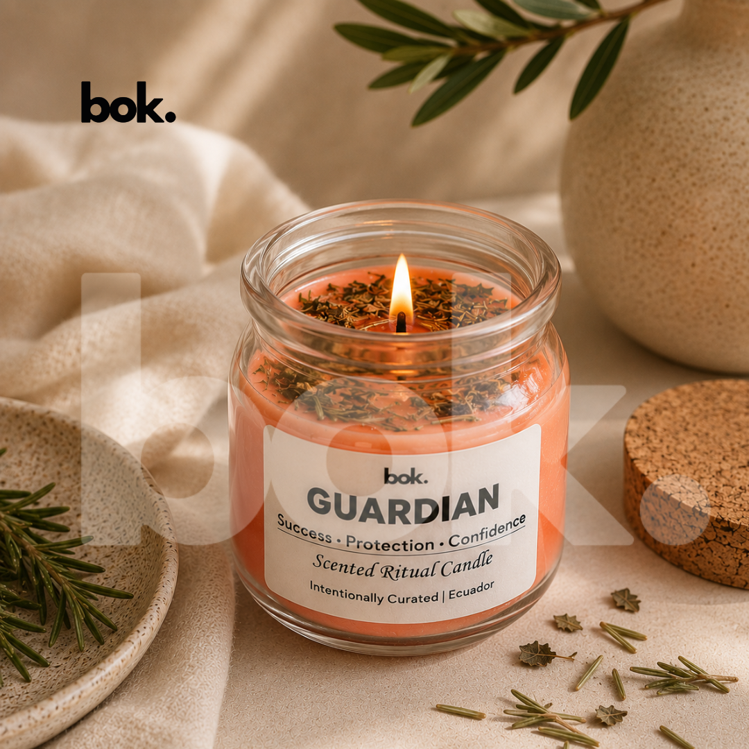 Vela aromática GUARDIAN de BOK Concept Store encendida en un espacio elegante y acogedor, scented ritual candle premium diseñada para crear una atmósfera de éxito, protección y confianza con estética luxury wellness.