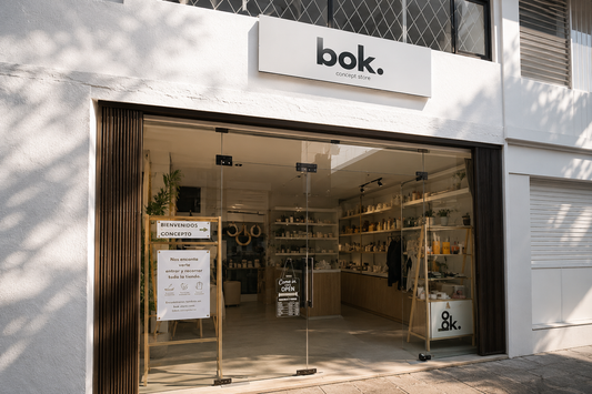 Exterior de BOK Concept Store, ubicada en Quito, Ecuador. La tienda reúne diseño, bienestar, aromas para el hogar, decoración consciente, inciensos premium y objetos con significado cuidadosamente seleccionados.