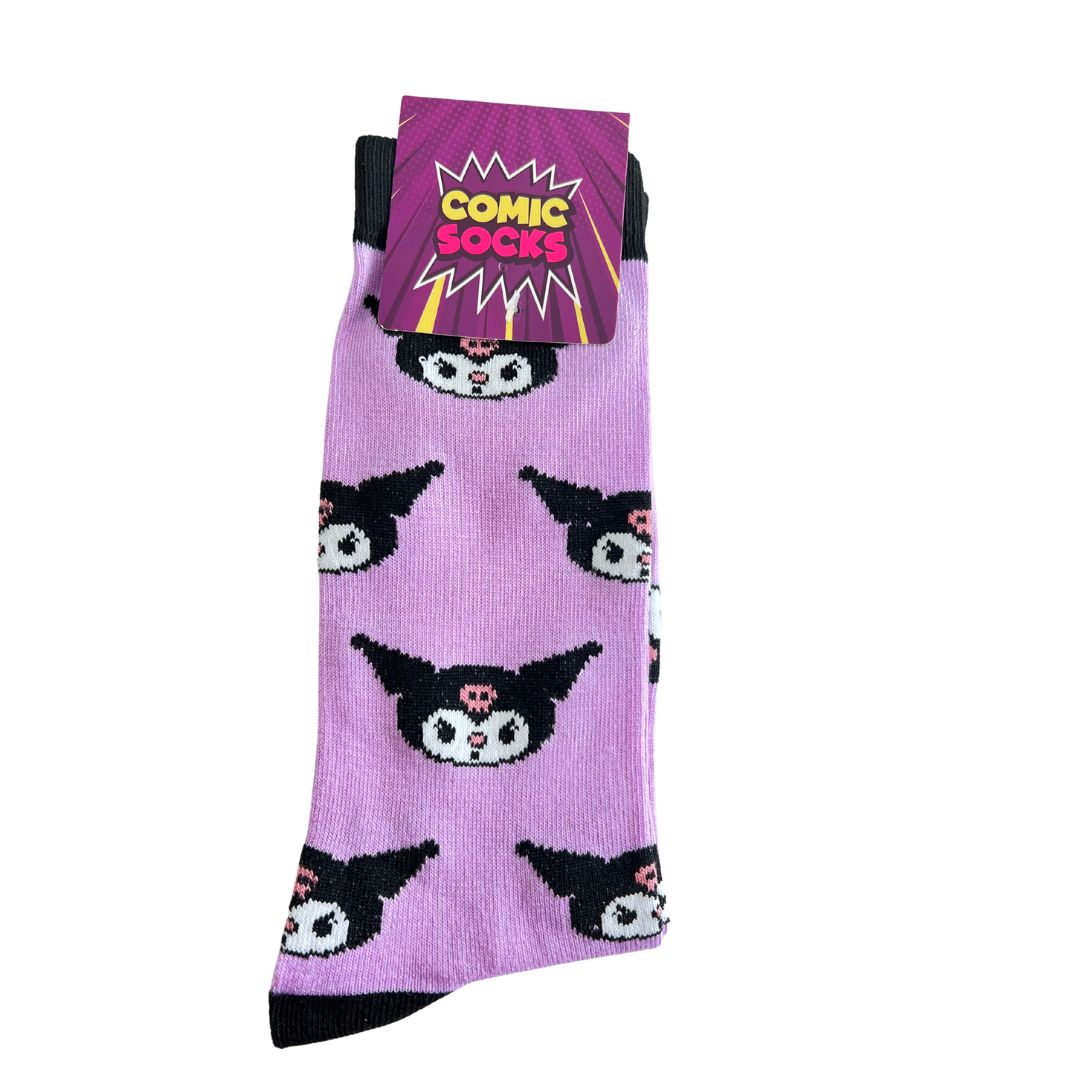 Medias largas con diseño de Kuromi, personaje de estilo kawaii con actitud rebelde. Producto de Comic Socks disponible en BOK Concept Store. Comodidad, ternura y personalidad en un solo accesorio.