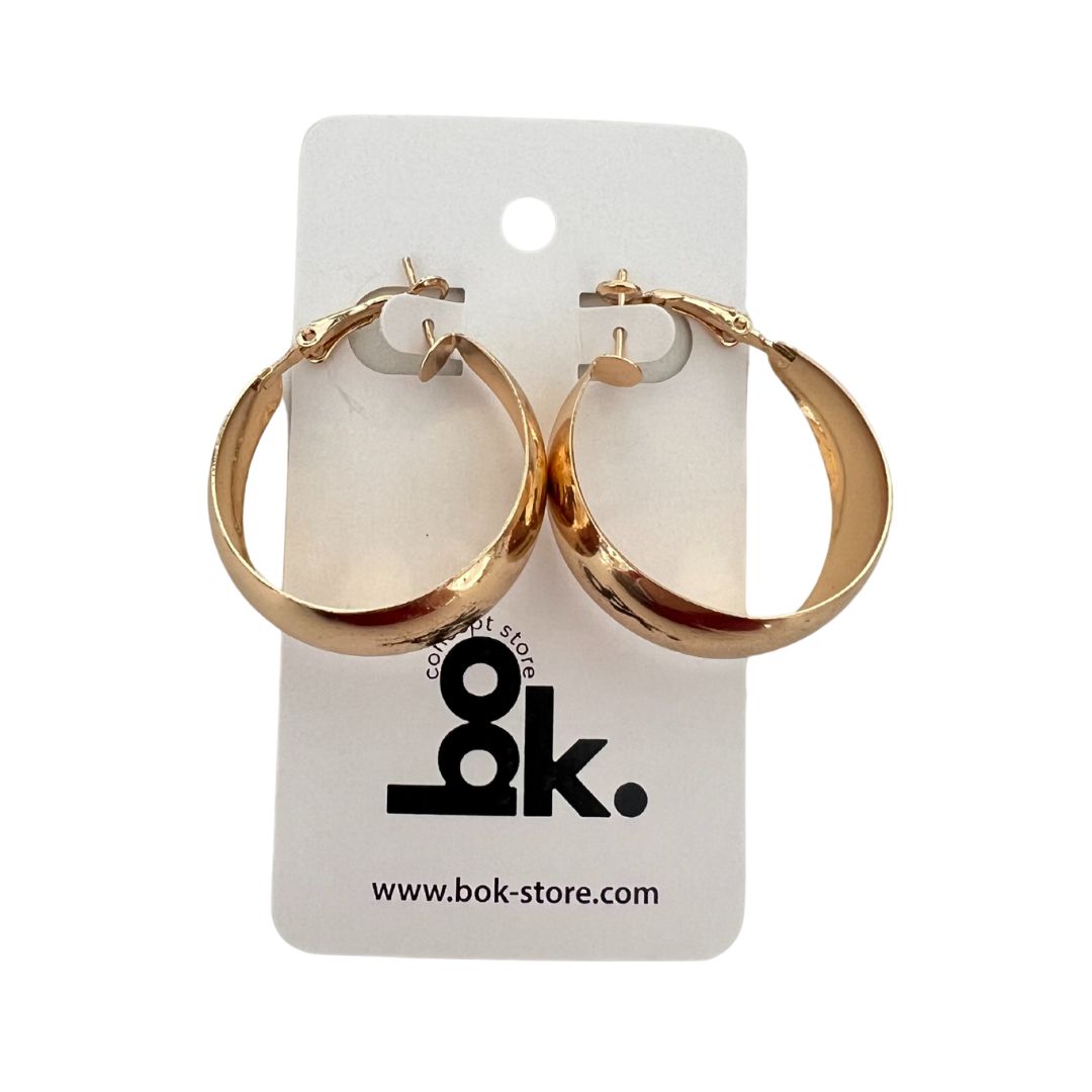 Aros dorados gruesos Chunky Hoops con una silueta vintage de tendencia. Accesorio elegante y llamativo, ideal para realzar cualquier look con un toque sofisticado y moderno.