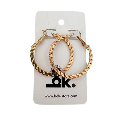 Chunky Hoops Trenzados: Argollas gruesas con un diseño entrelazado tipo cadena. Un accesorio llamativo y elegante que equilibra lo clásico con lo moderno