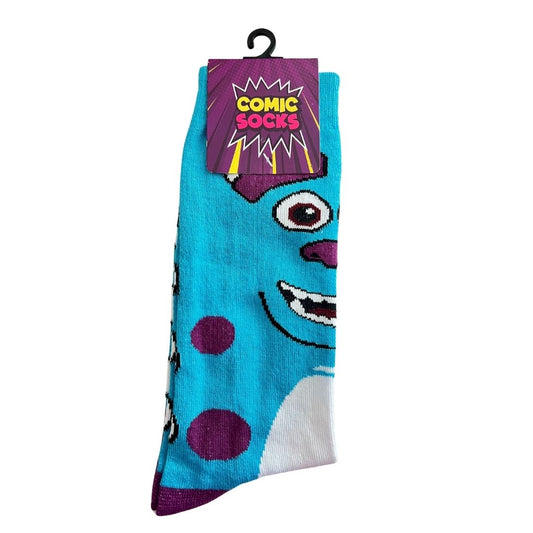 Medias largas con diseño de personajes de Monsters Inc., incluyendo a Sulley y Mike Wazowski. Producto exclusivo de Comic Socks disponible en BOK Concept Store. Estilo nostálgico, divertido y lleno de personalidad.