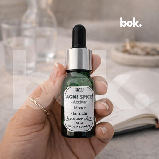 Aceite para difusor AGNI SPICE de BOK Concept Store en frasco de vidrio verde de 10 ml, ritual de activación energética para enfocar la mente y mover la energía del espacio