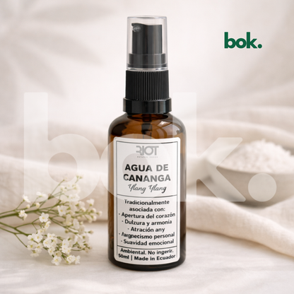Agua de Cananga 50 ml para perfumar espacios, bruma ambiental de ylang ylang hecha en Ecuador, frasco ámbar elegante para hogar y oficina.