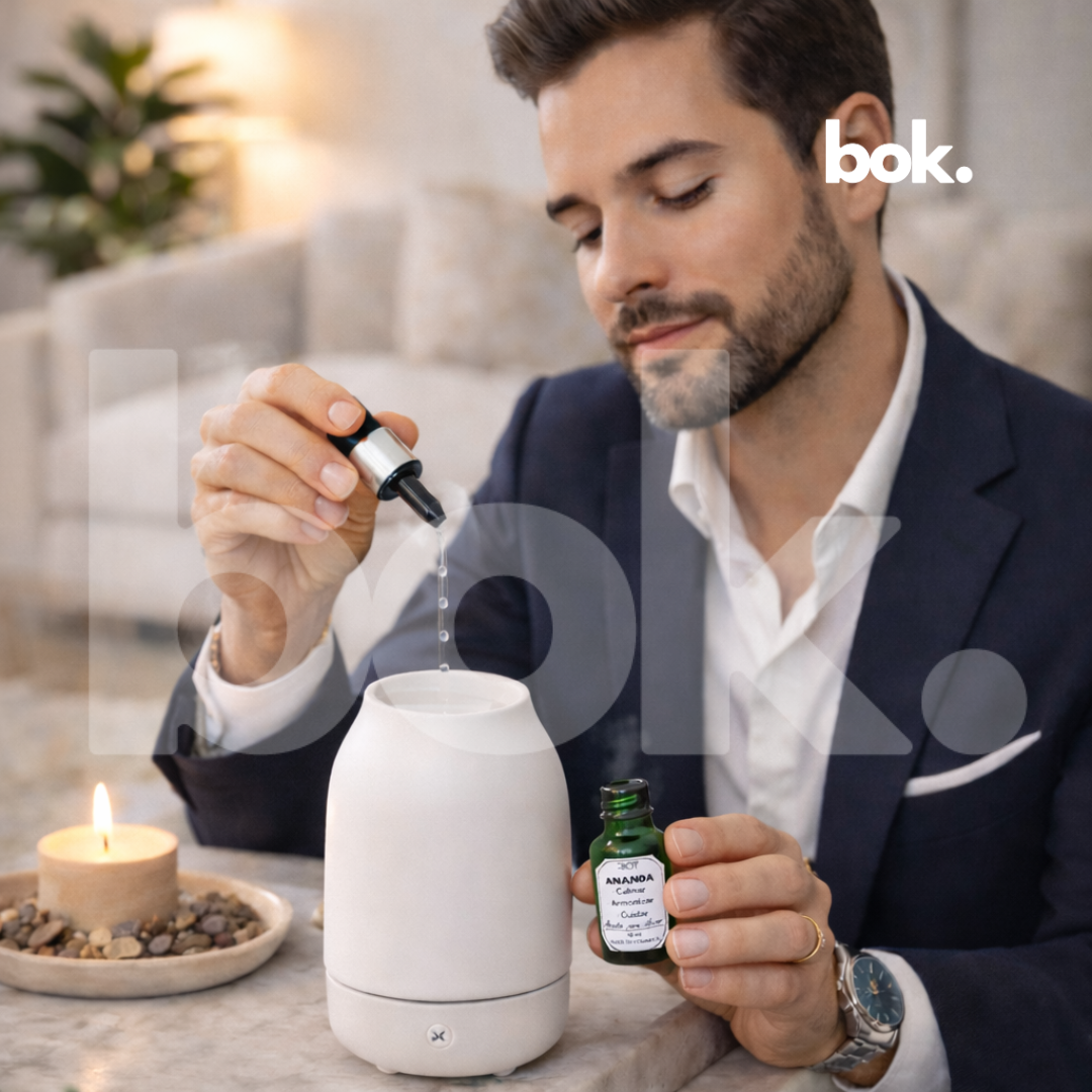 Hombre elegante usando aceite para difusor ANANDA de BOK Concept Store en un espacio sofisticado, ritual moderno de calma, armonía y bienestar emocional en el hogar