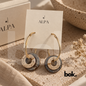 Aretes Aro Doble de cerámica artesanal ALPA hechos a mano en Ecuador, con piezas circulares y detalles en oro líquido, joyería de diseño disponible en BOK Concept Store Quito.