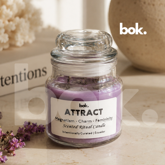 Vela ritual perfumada ATTRACT de BOK Concept Store Ecuador, vela aromática premium color lila con intención de magnetismo, encanto y feminidad, scented ritual candle estilo luxury wellness en frasco de vidrio reutilizable