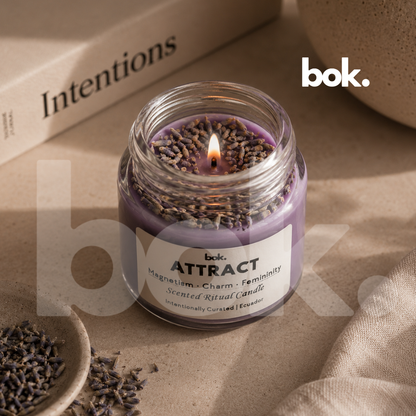Vela aromática ATTRACT de BOK Concept Store Ecuador encendida en ambiente lifestyle elegante, scented ritual candle premium color lila con lavanda seca y diseño minimalista luxury wellness