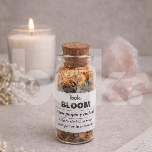 bloom botellita de intención de amor propio y cuidado de bok concept store, frasco de vidrio con corcho en escena lifestyle minimal boho chic