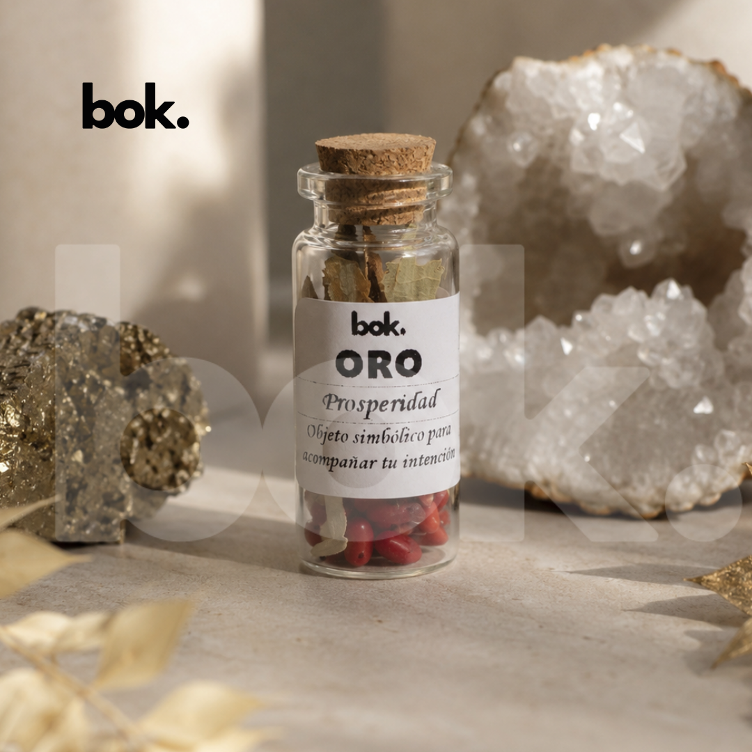 ORO botellita de intención para prosperidad de BOK Concept Store Ecuador, objeto simbólico artesanal para abundancia, crecimiento y nuevas oportunidades.