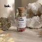 ORO botellita de intención para prosperidad de BOK Concept Store Ecuador, objeto simbólico artesanal para abundancia, crecimiento y nuevas oportunidades.