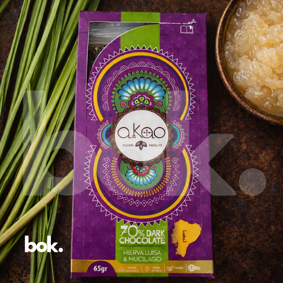 Chocolate dark 70% con hierba luisa y mucílago, empaque premium de AKÄO Chocolate en escena lifestyle minimal y elegante, curado por BOK Concept Store, chocolate ecuatoriano consciente de diseño contemporáneo