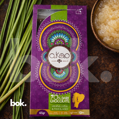 Chocolate dark 70% con hierba luisa y mucílago, empaque premium de AKÄO Chocolate en escena lifestyle minimal y elegante, curado por BOK Concept Store, chocolate ecuatoriano consciente de diseño contemporáneo