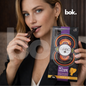 Mujer elegante disfrutando chocolate dark 70% con higos y queso liofilizado, experiencia sensorial profunda y sofisticada en estilo lifestyle premium de BOK Concept Store