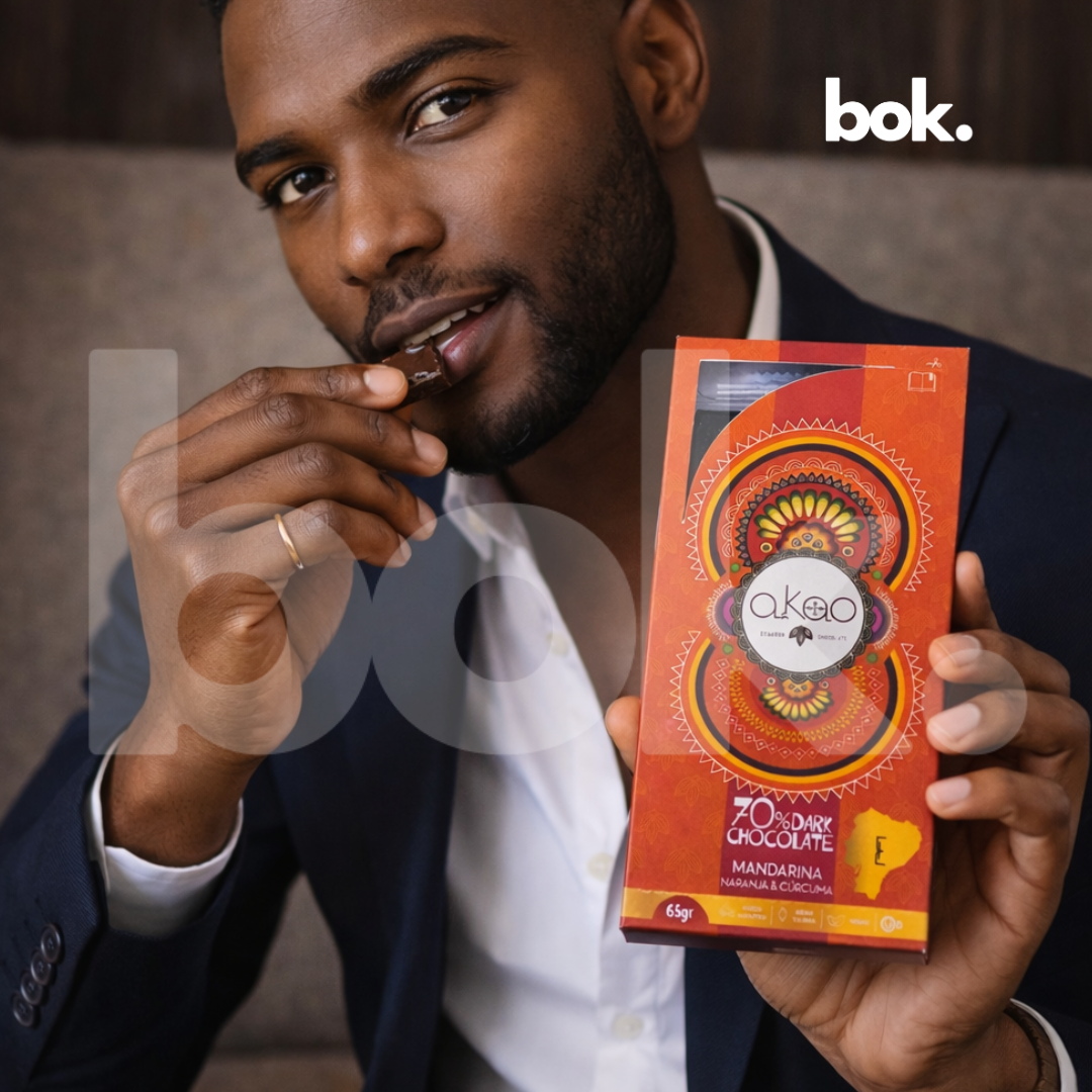 Hombre elegante disfrutando chocolate dark 70% con mandarina, naranja y cúrcuma, experiencia sensorial cálida y consciente en estilo lifestyle premium de BOK Concept Store