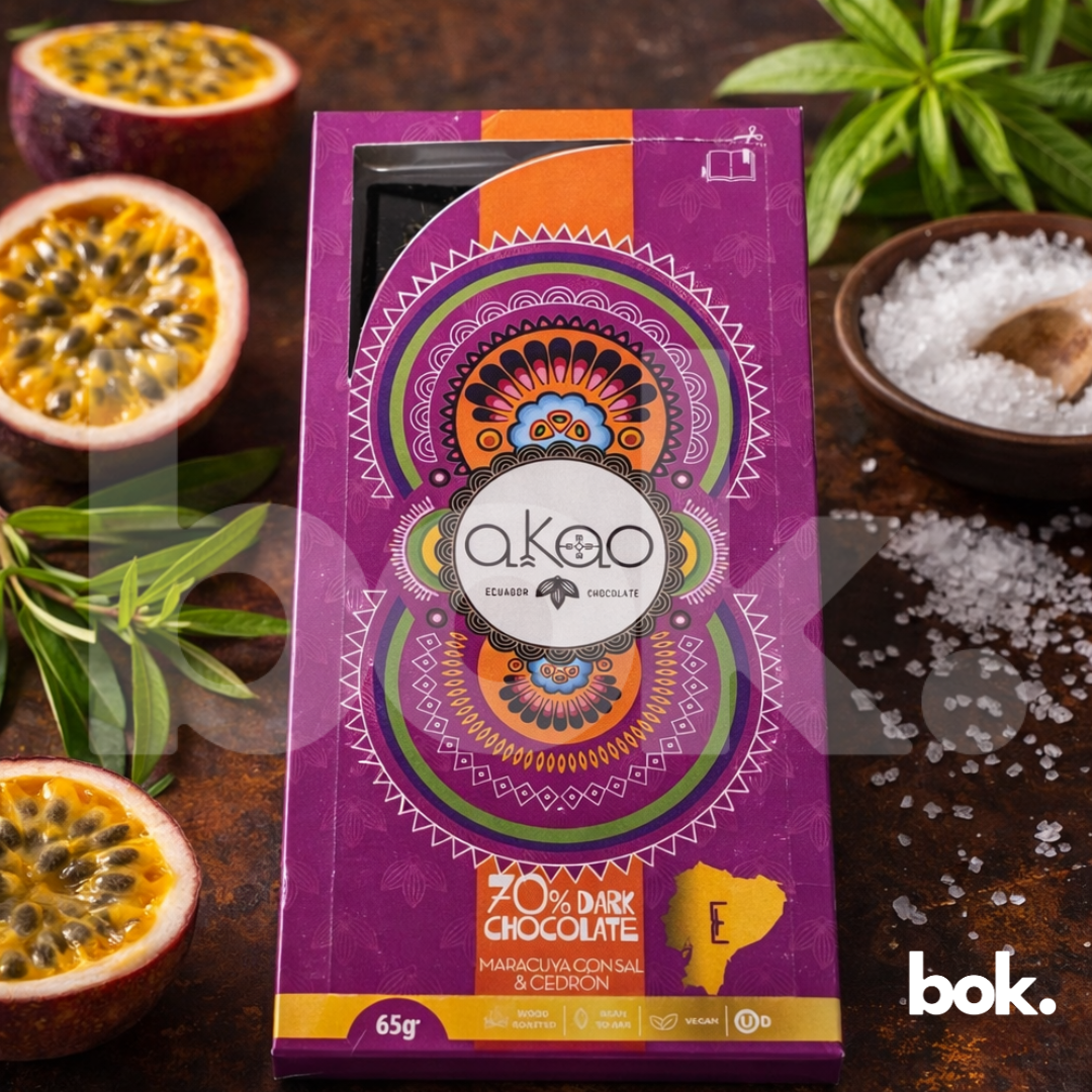 Chocolate dark 70% con maracuyá, sal y cedrón, empaque premium de diseño artístico en escena lifestyle sofisticada, chocolate ecuatoriano de perfil frutal y herbal, curado por BOK Concept Store