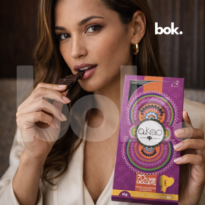 Mujer elegante disfrutando chocolate dark 70% con maracuyá, sal y cedrón, experiencia sensorial fresca y consciente en estilo lifestyle premium de BOK Concept Store