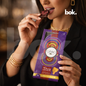 Persona elegante disfrutando chocolate dark 70% con notas de remolacha, mora y frambuesa, experiencia sensorial consciente en estilo lifestyle premium de BOK Concept Store