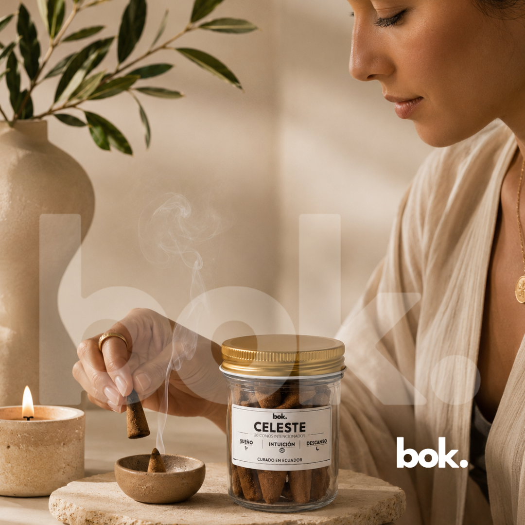 Conos intencionados CELESTE de BOK Concept Store Ecuador en espacio minimalista de bienestar, ideales para crear una atmósfera de calma, descanso e intuición, conos Backflow premium curados en Ecuador.