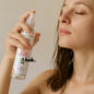 Mujer usando Agua Aromática de Palo Santo como colonia natural, spray artesanal de bienestar y purificación energética, BOK Concept Store.
