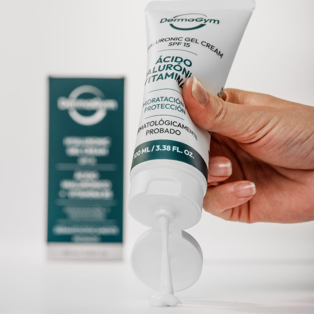 Mano aplicando Crema Gel de Ácido Hialurónico + Vitamina B5 mostrando textura fresca; producto disponible en BOK Concept Store.